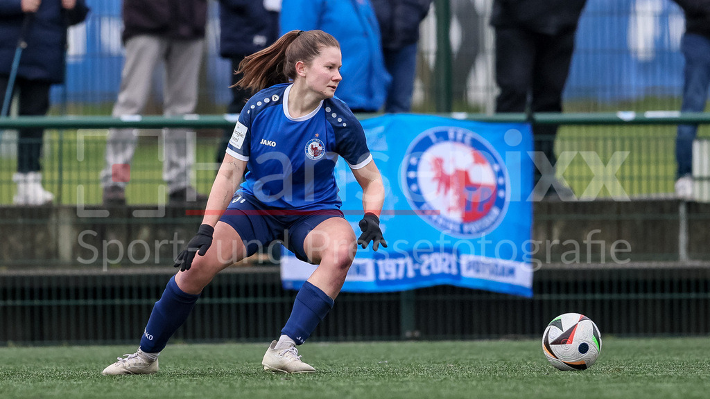 Fussball, Testspiel Frauen, Hamburger SV - 1. FFC Turbine Potsdam | v.li.: Emilie Bernhardt (1. FFC Turbine Potsdam, 31) am Ball, Freisteller, Einzelbild, Ganzkörper, Aktion, Action, Spielszene