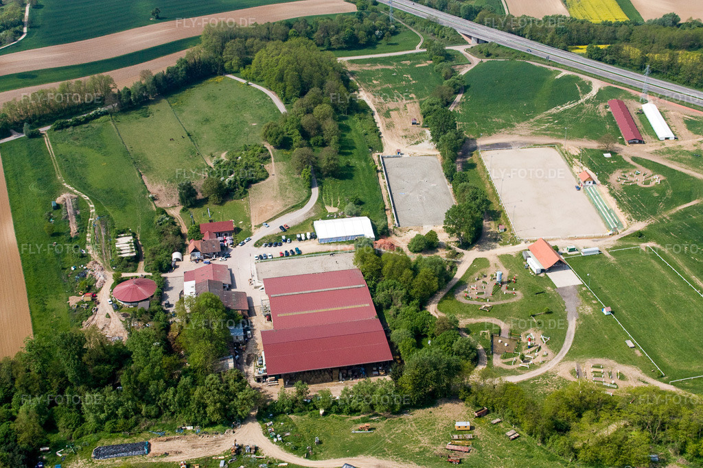 Luftbild: Haras de la Née in Neewiller-près-Lauterbourg im Bundesland Bas-Rhin in Frankreich. – Foto: IMG_18145.jpg vom 03.05.2009 durch Werner Riehm/FLY-FOTO.de – Auflösung des Originals: 4272 x 2848 px