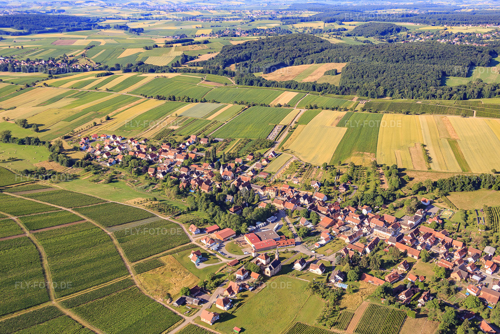 Luftbild: Ortsansicht aus Norden in Cleebourg im Bundesland Bas-Rhin in Frankreich. – Foto: IMG_082986.jpg vom 26.06.2015 durch Werner Riehm/FLY-FOTO.de – Auflösung des Originals: 5472 x 3648 px