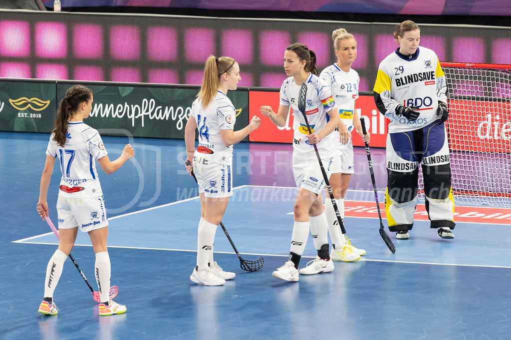 Piranha Chur vs Kloten-Dietlikon Jets - 23. April 2022 | Piranha Chur vs Kloten-Dietlikon Jets
Stimo Arena, Kloten
Starting Six mit #17 Nina Metzger (Kloten-Dietlikon Jets), #14 Chiara Bertini (Kloten-Dietlikon Jets), #5 Andrea Gämperli (Kloten-Dietlikon Jets), #22 Iza Rydfjäll (Kloten-Dietlikon Jets) und #29 Torhüterin Monika Schmid (Kloten-Dietlikon Jets).
Bild: Sportfotografie Markus Aeschimann | www.markus-aeschimann.ch - Realisiert mit Pictrs.com