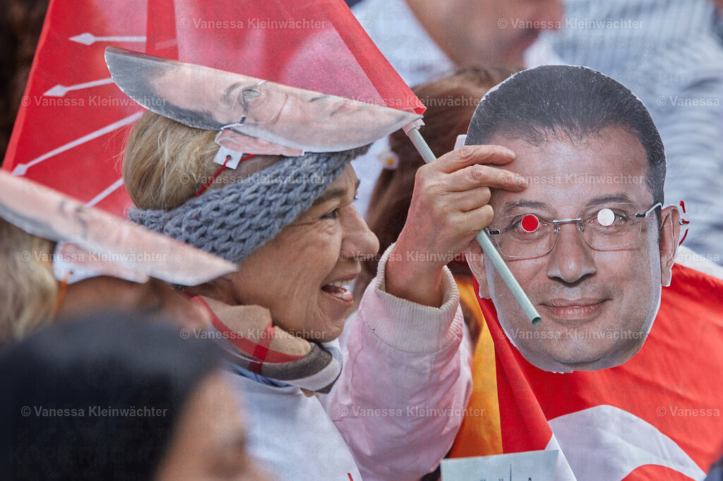 Wir sind alle Ekrem Imamoglu, Breitscheidplatz 30.03.2025 | Mehrere hundert Menschen demonstrieren am 30.03.2025 auf dem Berliner Breitscheidplatz für die Freilassung von Ekrem İmamoğlu sowie verhafteter Protestierender und für die Demokratie in der Türkei. Einige tragen Masken mit dem Gesicht des Istanbuler Bürgermeisters. - Realisiert mit Pictrs.com