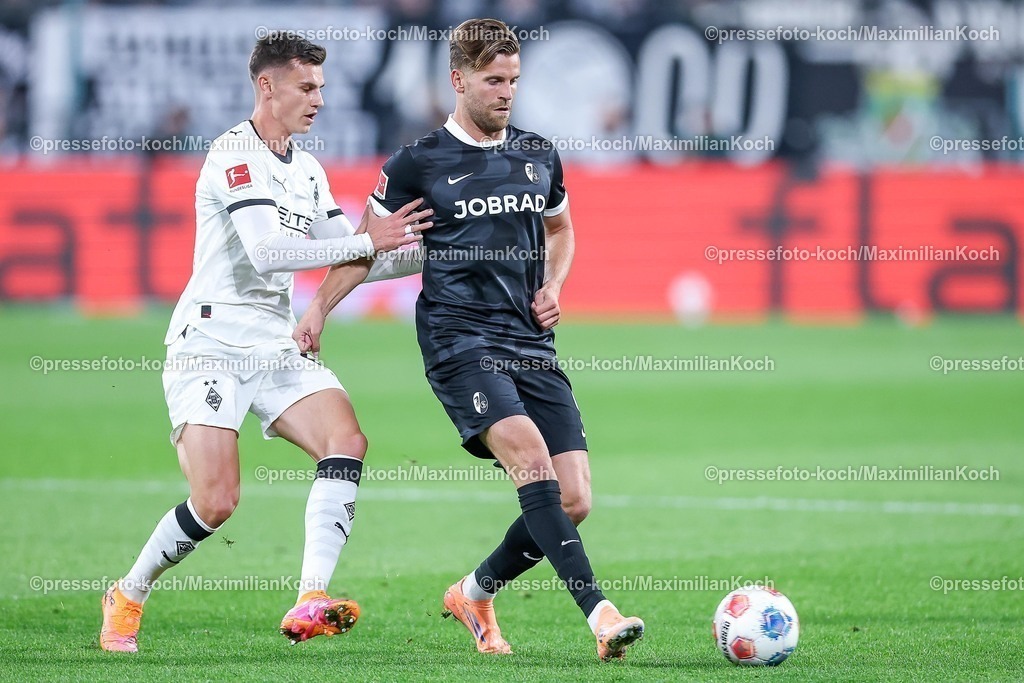 BMG05102501106 | 05.10.2025, Fußball, Borussia Mönchengladbach - SC Freiburg, 1. Fußball Bundesliga, Borussia-Park, Saison 2025 2026: Yannik Engelhardt&nbsp;(Borussia Mönchengladbach #06) im Zweikampf gegen  Franck Honorat&nbsp;(Borussia Mönchengladbach #09) DFB regulations prohibit any use of photographs as image sequences and or quasi-video.