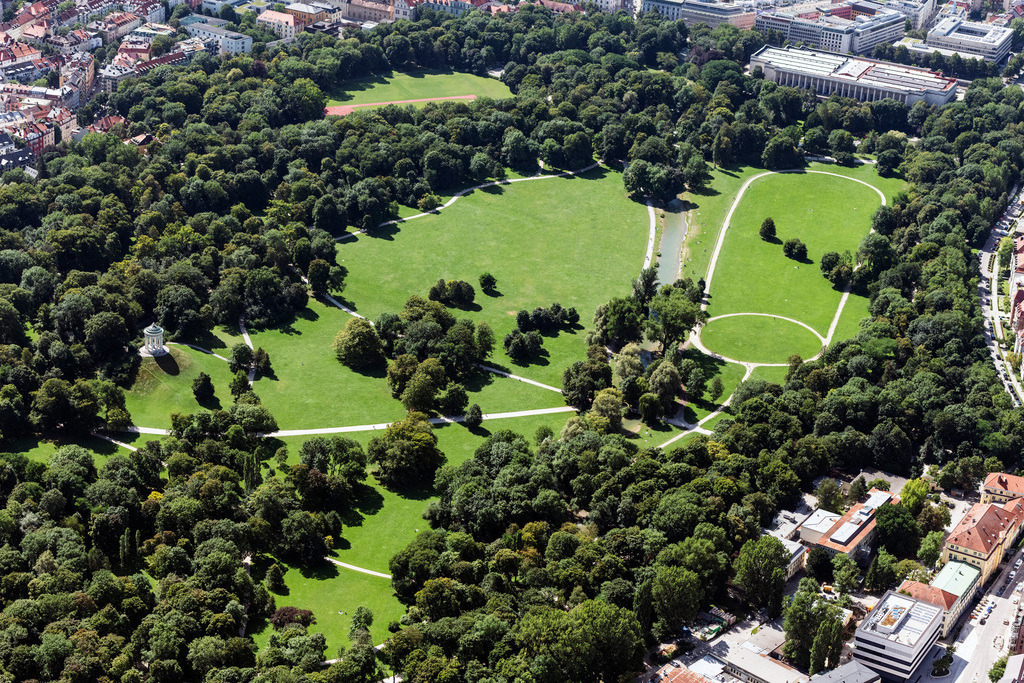 dr__0031224.jpg | MüNCHEN 09.08.2019 Erholungspark Englischer Garten mit Schwabinger Bach in München im Bundesland Bayern. Die besonders im Hochsommer von Sonnenbadenden als Liegeflächen besuchten Wiesen- und Freiflächen der Parkanlage werden von der Bayerischen Verwaltung der staatlichen Schlösser, Gärten und Seen unterhalten. // Englischer Garten in Munich in the state Bavaria, Germany. Foto: Daniel Reiter