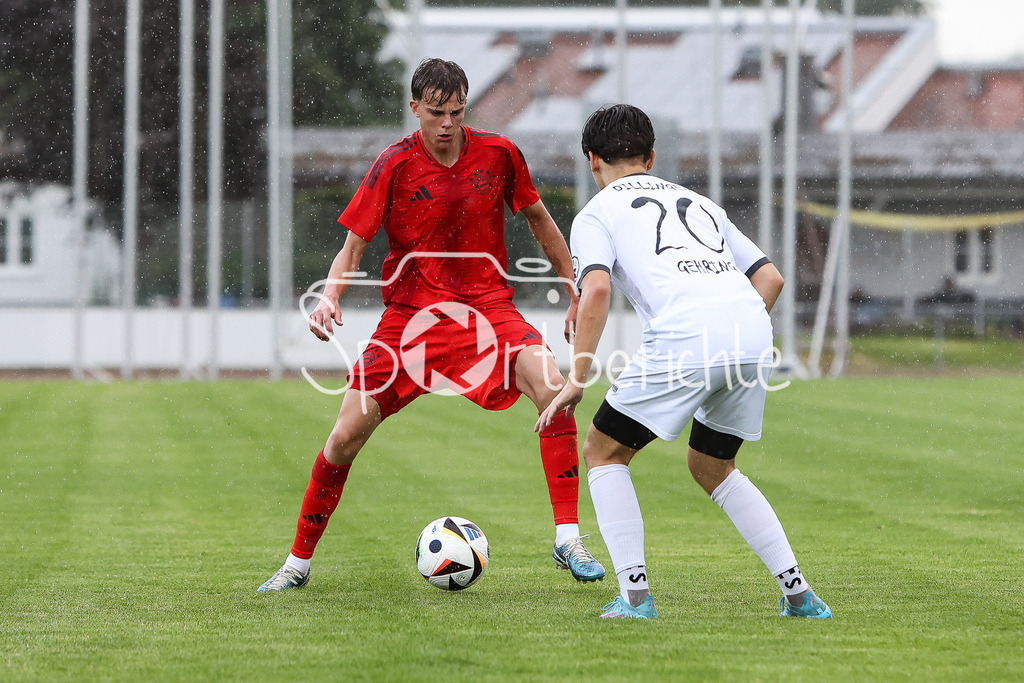 SSV Dillingen - FC Bayern Amateure | im Duell Jonathan Asp JENSEN (FCB #10) und Tim GEHRING (SSV #20)