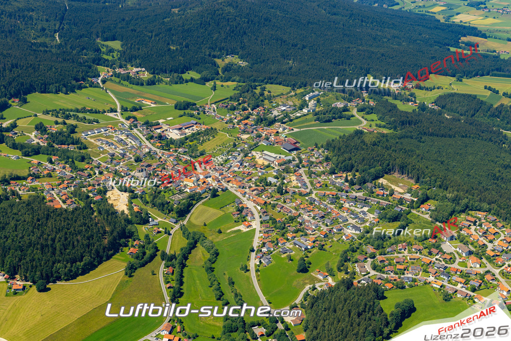 Aktuelles Luftbild von  Bischofsmais - Die Luftaufnahme wurde 2022 mittels UL-Flugzeug erstellt ( keine Drohne ) - hochauflösende Kamera-Systeme von  Canon -Beste Qualität - Für grossformatige Ausdrucke geeignet. Die Geschenkidee !