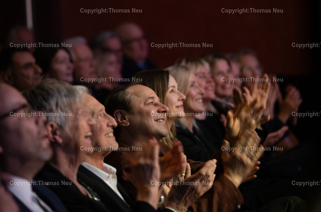eysoldt-ring-thomas-schmauser-bensheim-fotografie-thomas-neu.jpg-30 | Im Parktheater Bensheim fand am 28. März 2026 die Verleihung des Eysoldt-Rings 2025 statt – eine der bedeutendsten Auszeichnungen für Schauspielkunst im deutschsprachigen Raum. Der Preis ging an Thomas Schmauser,(5.v.links)  der für seine herausragende darstellerische Leistung geehrt wurde.Im Rahmen der Veranstaltung wurde außerdem der Kurt-Hübner-Regiepreis an Fritzi Wartenberg verliehen, die für ihre besondere künstlerische Handschrift und Regiearbeit ausgezeichnet wurde.,Bild: Thomas Neu