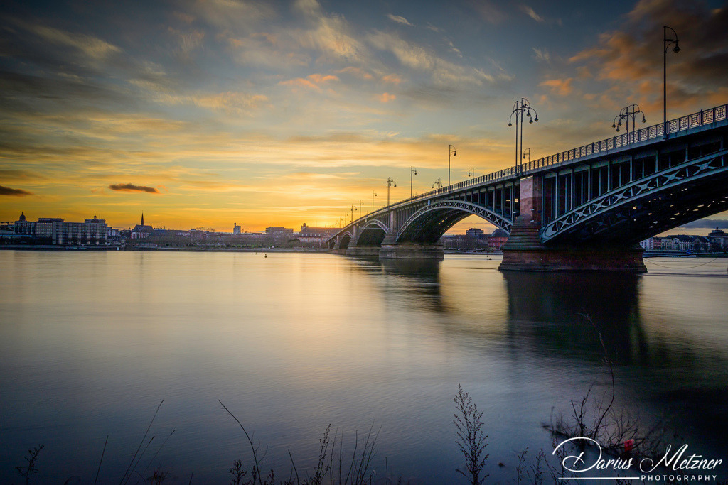 Die Theodor-Heuss-Brücke beim Sonnenuntergang  | Die Theodor-Heuss-Brücke beim Sonnenuntergang