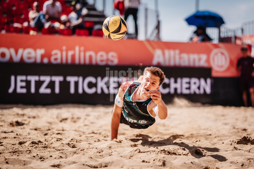 Beachvolleyball | Männer | Allianz German Beach Tour 2025 | Tourstop Düsseldorf | 08.05.2025 | Luis Kubo springt zum Ball