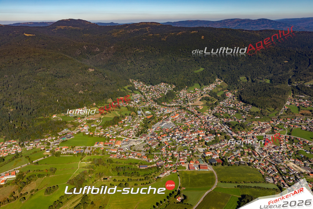 Das Luftbild der Stadt Bodenmais wurde 2021 vom Flugzeug heraus erstellt (keine Drohne) Aufnahmehöhe ca.450 Meter- hohe Bildauflösung und Druck-Qualität garantiert!