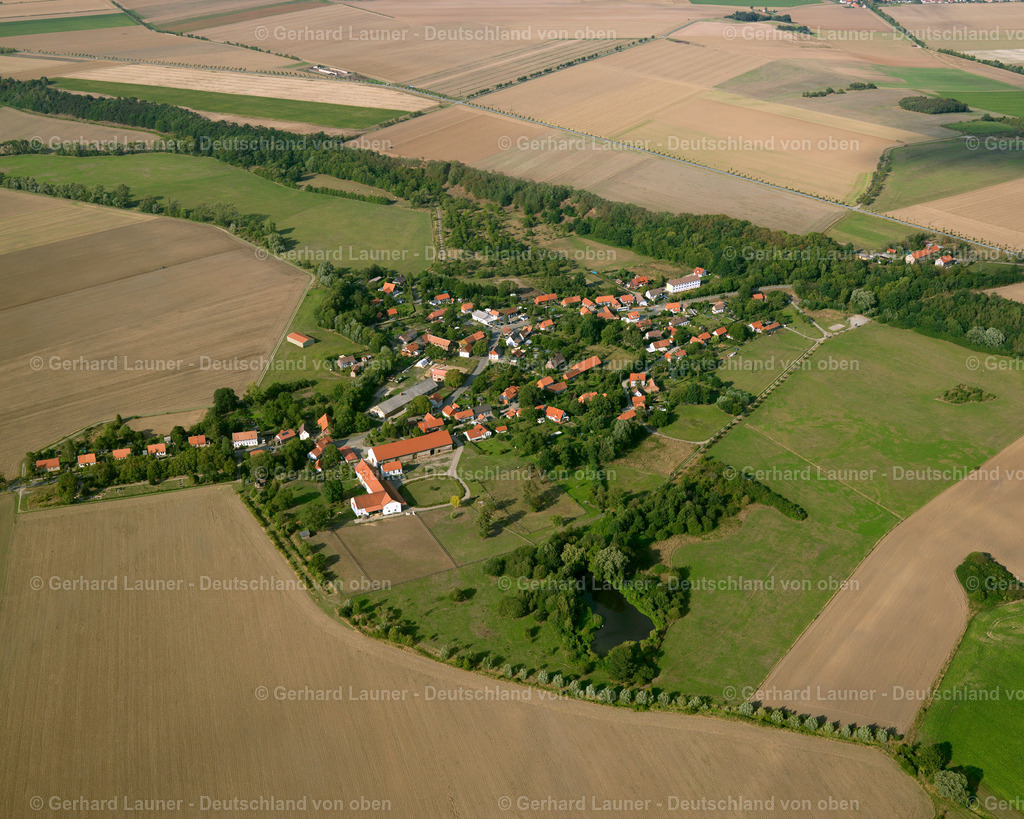 2638838 | Wülperode 23.08.2006 Landwirtschaftliche Nutzflächen und Feldgrenzen  umsäumen das Siedlungsgebiet des Dorfes in Vienenburg im Bundesland Sachsen-Anhalt, Deutschland // Agricultural land and field boundaries surround the settlement area of the village  in Vienenburg in the state Saxony-Anhalt, Germany Foto: Gerhard Launer