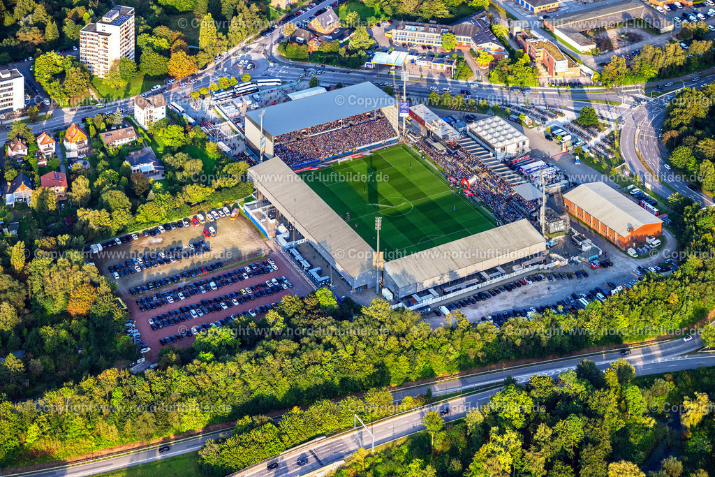 Kiel_Holstein_Kiel_Gegen_Bayern_München_ELS_6387140924 | KIEL 14.09.2024 Sportstätten-Gelände der Arena des Stadion  Holstein-Stadion am Westring im Ortsteil Wik in Kiel im Bundesland Schleswig-Holstein, Deutschland. Weiterführende Informationen bei: Danker Bau GmbH,  Kieler Sportvereinigung Holstein von 1900 e.V.. // Sports facility grounds of the Arena stadium Holstein-Stadion on Westring in the district Wik in Kiel in the state Schleswig-Holstein, Germany. Further information at: Danker Bau GmbH,  Kieler Sportvereinigung Holstein von 1900 e.V.. Foto: Martin Elsen