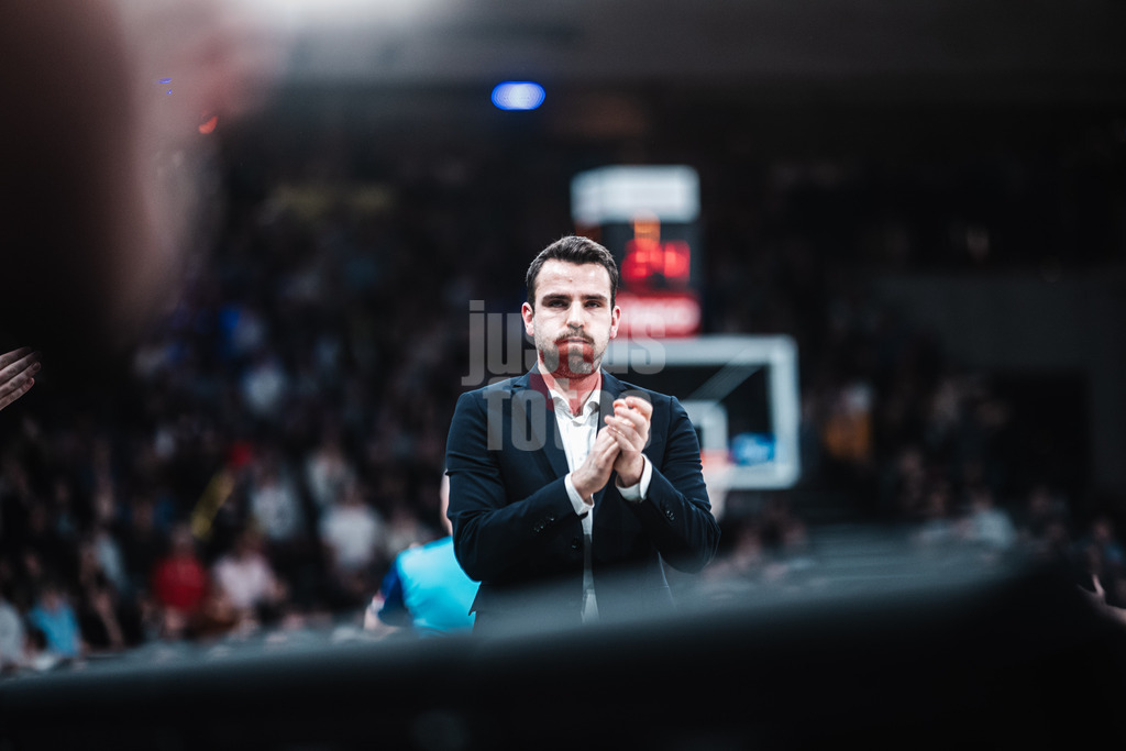 Basketball | Männer | Saison 2023/2024 | easyCredit Basketball Bundesliga | Veolia Towers Hamburg vs. Telekom Baskets Bonn | 03.02.2024 | Headcoach Benka Barloschky (Hamburg Towers)  atmet auf