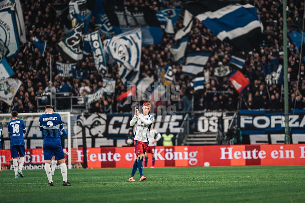 Fußball | Männer | Saison 2024/2025 | 2. Fußball-Bundesliga | 15. Spieltag | Hamburger SV vs. SV Darmstadt 98 | 08.12.2024 | Adam Karabec (#17, HSV) applaudiert den Fans nach seiner Auswechselung