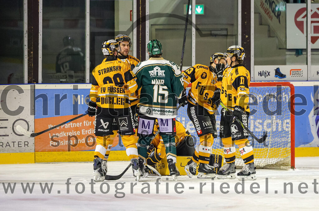 2025-11-02_050_TSV_Erding_gegen_EV_Fuessen | Erding, Deutschland, 02.11.2025:Eishockey, Oberliga Süd 2025 / 2026, 15. Spieltag, TSV Erding gegen EV Füssen, Endergebnis: 2:6Matyas Stransky (EV Füssen, #88), Elias Maier (Erding Gladiators, #15), +fü63+, Pius Seitz (EV Füssen, #17)Foto: Christian Riedel / fotografie-riedel.net