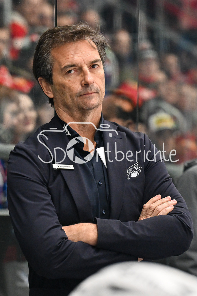 Augsburger Panther - Adler Mannheim | AUGSBURG, GERMANY - 28. DECEMBER: im Bild Dallas EAKINS Trainer Adler Mannheim / Einzelfoto / Freisteller während dem Match zwischen den Augsburger Panthern und den Adler Mannehim am 33. Spieltag der Penny DEL im Curt Frenzel Stadion