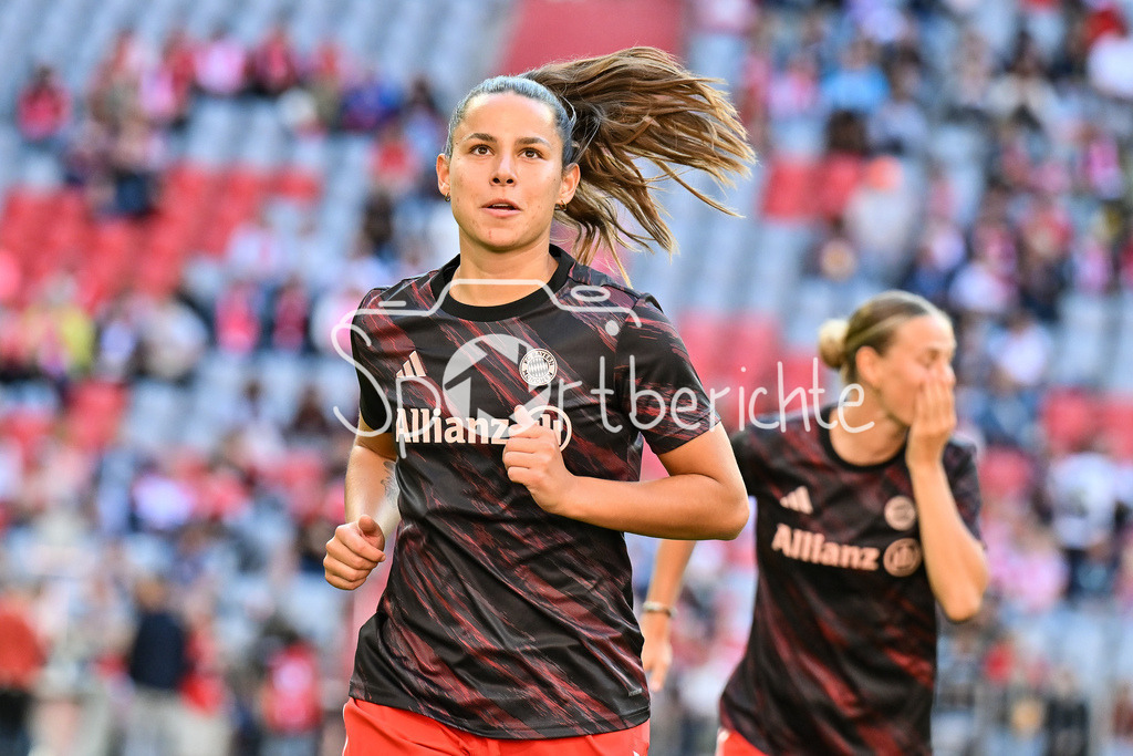 FC Bayern München - Bayer 04 Leverkusen | Im Bild Lena OBERDORF (FC Bayern München Frauen 8) beim warmmachen vor der Partie / Einzelfoto / Freisteller / Google Pixel Frauen-Bundsliga: FC Bayern München - Bayer 04 Leverkusen; Allianz Arena am 06.09.2025