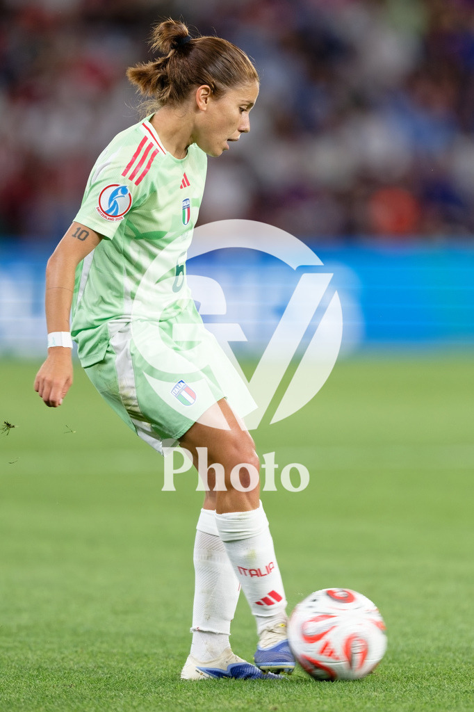 England v Italy - UEFA Women's EURO 2025 Semi-Final | GENEVA, SWITZERLAND - JULY 22:  Manuela Giugliano of Italy passes the ball  during the UEFA Women's EURO 2025 Semi-Final match between England and Italy at Stade de Geneve on July 22, 2025 in Geneva, Switzerland. (Photo by Giuseppe Velletri/Sports Press Photo/Getty Images)
