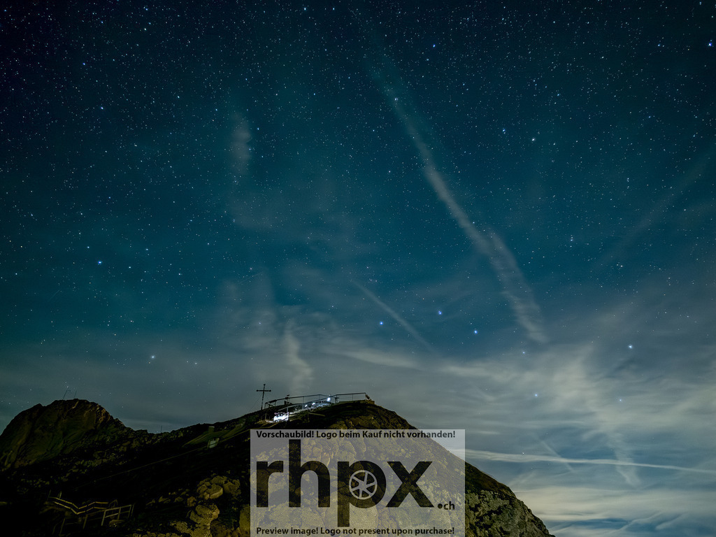 Astronomieabend am Pilatus / Astronomy Evening at Pilatus | Kosmos. Licht. Staunen.
Unter dem weiten Sternenzelt auf dem Pilatus versammeln sich Begeisterte, um in die Tiefen des Universums zu blicken. 


Cosmos. Light. Wonder.
Under the vast starry canopy on Mount Pilatus, enthusiasts gather to gaze into the depths of the universe. - Realisiert mit Pictrs.com