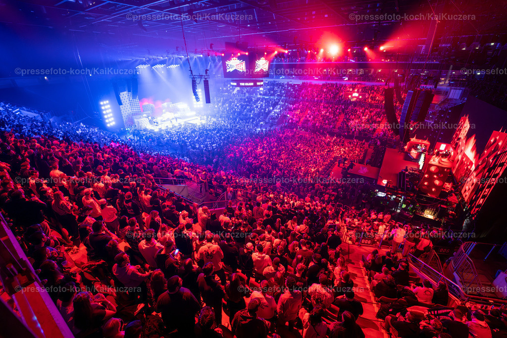 KKU13122401034 | 13.12.2024, xkkux, Düsseldorf, Red Bull Soundclash, PSD Bank Dome, Konzert von Ski Aggu und 01099 gegen Summer Cem und KC Rebell, Feature Innenansicht Konzerthalle Zuschauer Besucher 