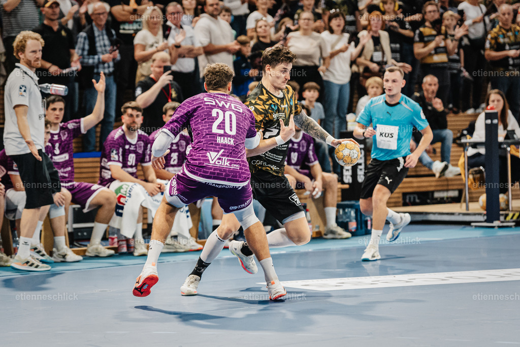 HC Elbflorenz 2006 - TV 05/07 Hüttenberg, 2. Handball-Bundesliga, 6. Spieltag | Im Bild: Oliver Seidler (71, Dresden) und Leif Haack (20, Hüttenberg) im Zweikampf04.10.2026, HC Elbflorenz 2006 - TV 05/07 Hüttenberg, 2. Handball-Bundesliga, 6. Spieltag, Deutschland, Dresden, BallsportArena Dresden