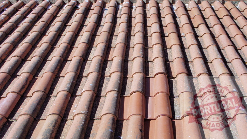 Clay roof tiles creating textured pattern background | Terracotta roof tiles covering a building rooftop, forming a repeating textured background - Realisiert mit Pictrs.com
