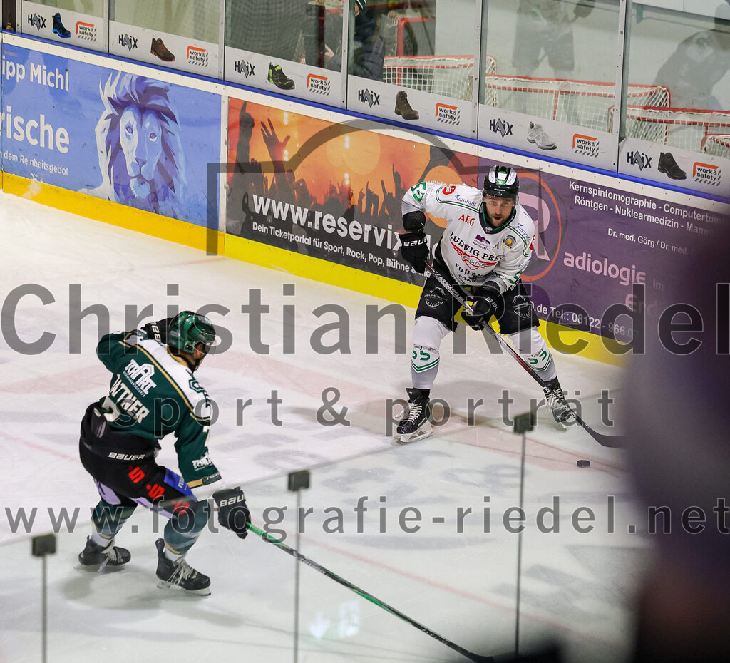 2026-01-02_050_TSV_Erding_gegen_Hoechstadt_Alligators | Erding, Deutschland, 02.01.2026:Eishockey, Oberliga Süd 2025 / 2026, 33. Spieltag, TSV Erding gegen Höchstadt Alligators, Endergebnis: 2:1Louis Trattner (Erding Gladiators, #7), Jake Fardoe (Höchstadt Alligators, #55)Foto: Christian Riedel / fotografie-riedel.net