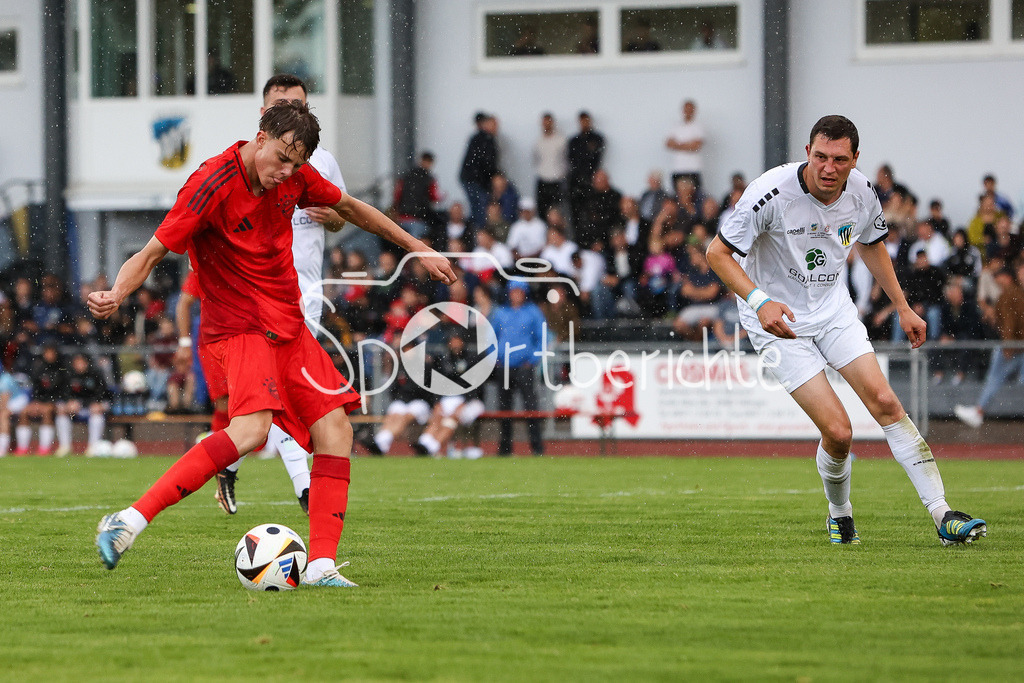 SSV Dillingen - FC Bayern Amateure | im Duell Jonathan Asp JENSEN (FCB #10) und Michael HILDMANN (SSV #3)