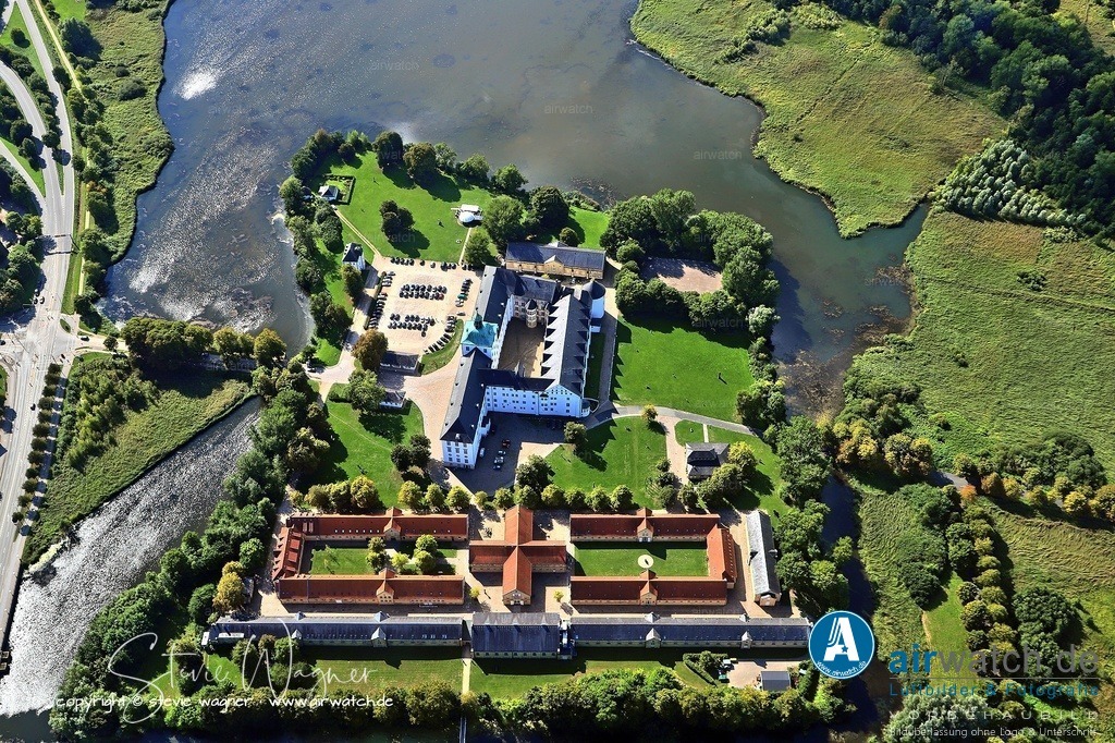 Luftbilder Ostseefjord Schlei, Schloss Gottorf, Anflug Osten | Schloss Gottorf in Schleswig: Die Innenräume verloren viel von ihrer einstigen Ausstattung, und die herzoglichen Räume wurden zu Schlaf- und Ess-Sälen umgestaltet. Die Verteidigungsanlagen wurden geschleift, und der Garten wurde eingeebnet und als Exerzier- und Reitplatz genutzt.