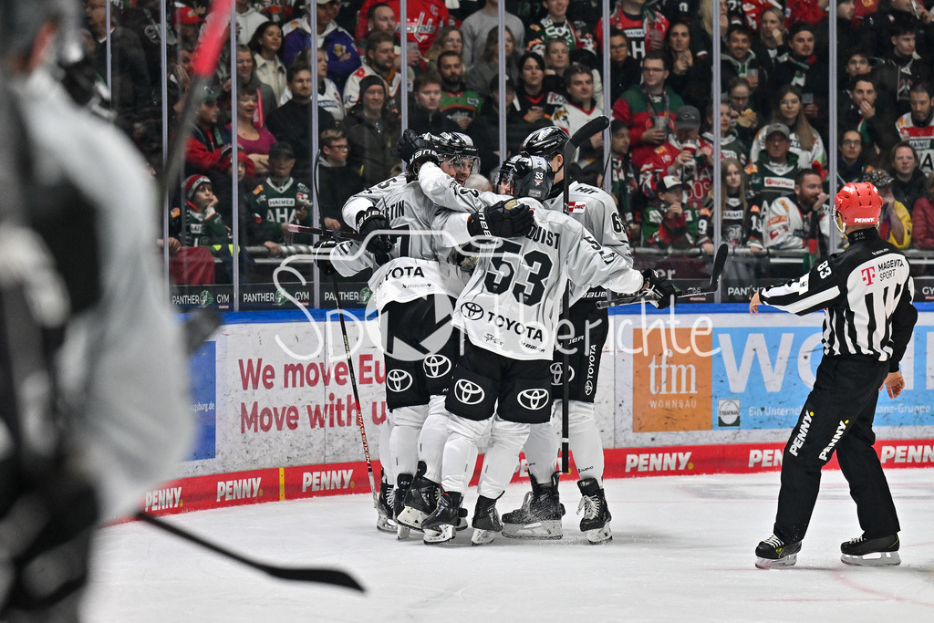 Augsburger Panther - Kölner Haie | Jubel der Haie nach dem Treffer zum 2-3 durch Brady AUSTIN (Koelner Haie #57) / Tor / Torschuetze / Freude / happy / DEL: Augsburger Panther - Kölner Haie, Curt Frenzel Stadion am 29.09.2024