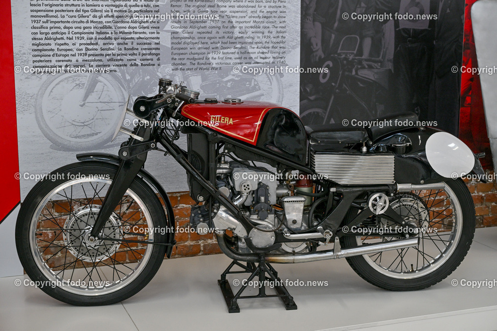 Italien_ Toskana_ Provinz Pisa_ Pontedera_ Vespa_ 29.05.2024-75 | 29.05.2024, Italien, ITA, Toskana, Pontedera im Bild Piaggio, Vespa, Museum

Piaggio ist ein italienischer Fahrzeughersteller mit Sitz in Pontedera. Das Unternehmen produziert verschiedene Mofas und Motorroller, unter anderem die Vespa, das Lastendreirad Ape sowie den Kleintransporter Porter. Zum Konzern gehören auch die Motorradmarken Aprilia, Derbi, Gilera, Laverda und Moto Guzzi. 
Quelle: Wikipedia