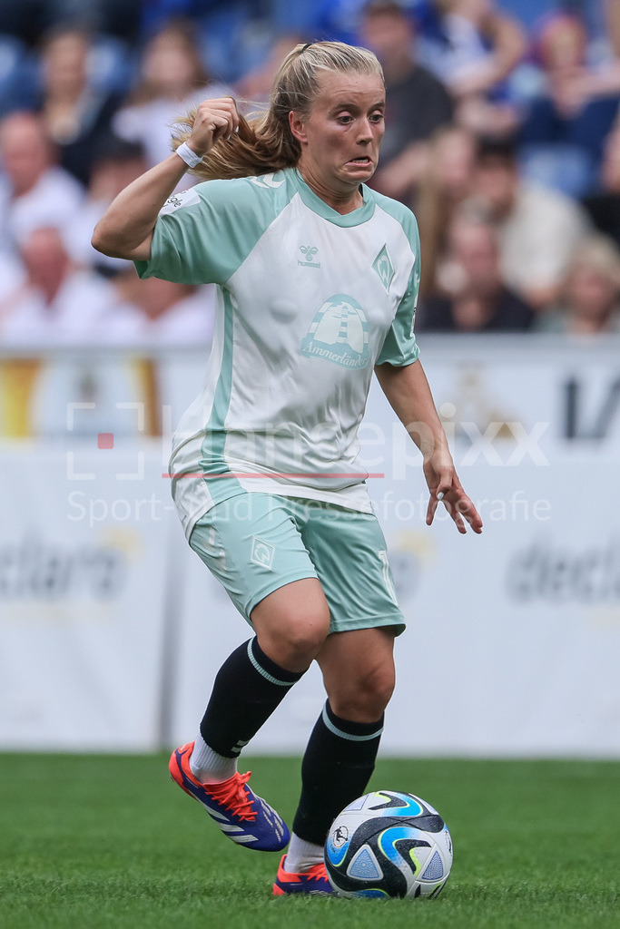 Fussball, DFB-Pokal Frauen, DSC Arminia Bielefeld - SV Werder Bremen | v.li.: Ricarda Walkling (SV Werder Bremen, 13) am Ball, Freisteller, Einzelbild, Ganzkörper, Aktion, Action, Spielszene, DIE DFB-RICHTLINIEN UNTERSAGEN JEGLICHE NUTZUNG VON FOTOS ALS SEQUENZBILDER UND/ODER VIDEOÄHNLICHE FOTOSTRECKEN. DFB REGULATIONS PROHIBIT ANY USE OF PHOTOGRAPHS AS IMAGE SEQUENCES AND/OR QUASI-VIDEO.