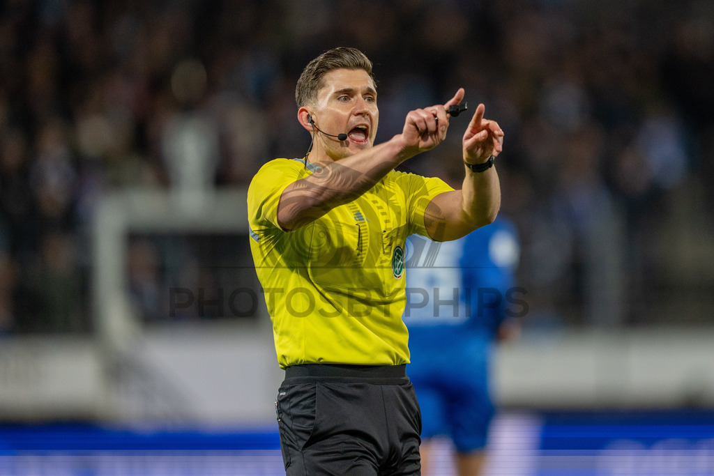 SV Stuttgarter Kickers vs. SGV Freiberg, Fussball, WFV-Pokal, Viertelfinale, 17.03.2026 | Schiedsrichter Felix Prigan gibt klare Anweisungen,SV Stuttgarter Kickers vs. SGV Freiberg, Fussball, WFV-Pokal, Viertelfinale, 17.03.2026Foto: photosbyphips/Philip Ziegler