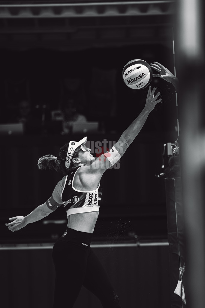 Beachvolleyball | Frauen | German Beach Tour 2024 | Tourstop Bremen | 07.06.2024 | Katharina 'Kathi' Schützenhöfer (AUT) wird geblockt Schwarz Weiß