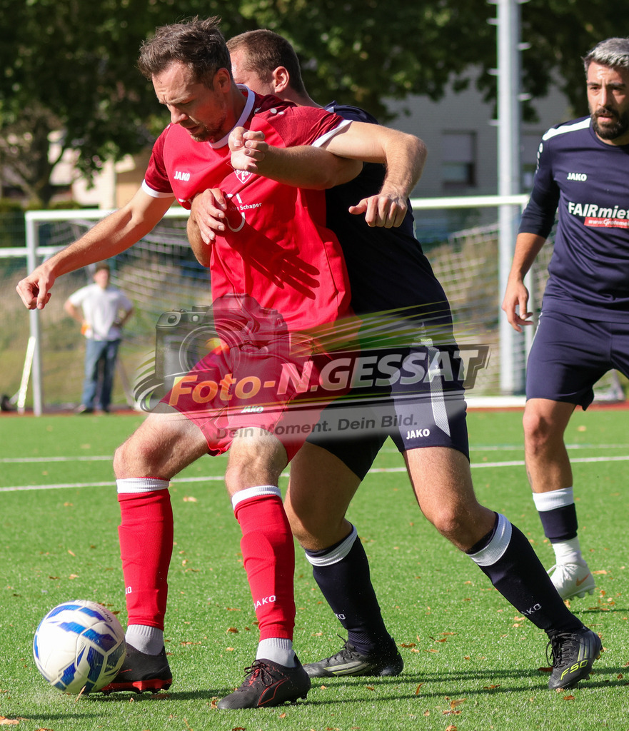 VfL Holsen - TV Elverdissen | Auf dem Bild zu sehen: schwarz VfL Holsen: Marcel Fleer ; rot TV Elverdissen: Thomas Barthel VfL Holsen, TV Elverdissen, Saison 26/27, Kreisliga A, Holsen, Deutschland - Realisiert mit Pictrs.com