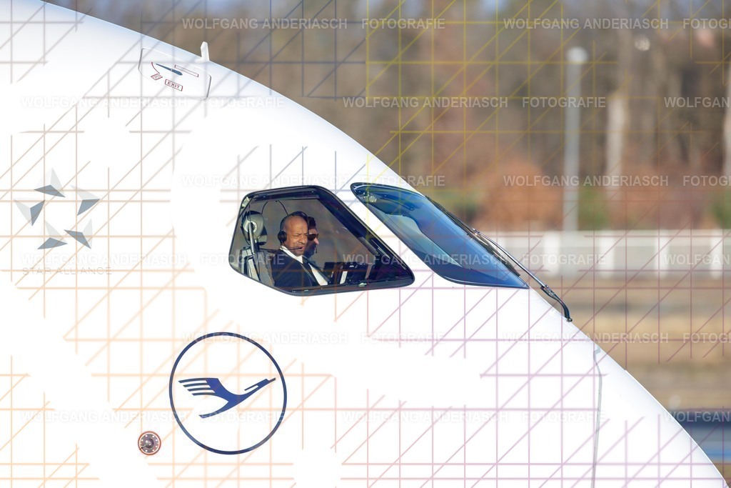 2026102-111055_EDDF_NW_TAXI_R3C_0330 | Im Cockpit des Flughafen Frankfurt am Main tragen Piloten und Pilotinnen täglich enorme Verantwortung. Konzentration, Erfahrung und Vertrauen im Team prägen diese besonderen Momente. Jeder Blick auf Instrumente, jede Entscheidung steht für Sicherheit, Präzision und Professionalität – eine stille Wertschätzung für Menschen, die Fliegen möglich machen. - Realisiert mit Pictrs.com