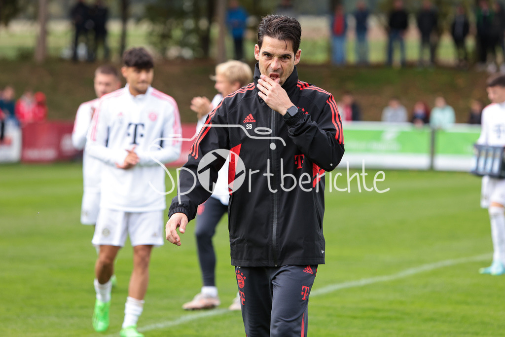 TSV Aubstadt - FC Bayern Amateure | FCB Trainer Stefan Buck in Aktion