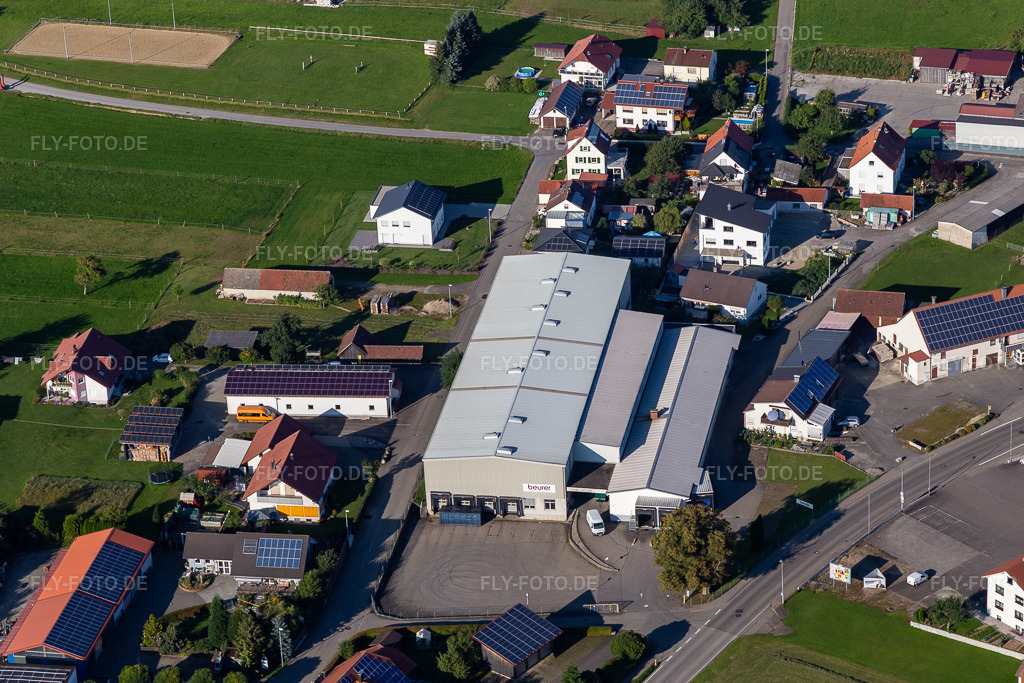 Gebäude und Produktionshallen auf dem Fabrikgelände der Beurer GmbH. | Luftbild: Gebäude und Produktionshallen auf dem Fabrikgelände der Beurer GmbH. in Uttenweiler im Bundesland Baden-Württemberg in Deutschland. Foto: IMG_128809.jpg vom 03.09.2021 durch ©2025 Werner Riehm fly-foto.de/copyright - Realisiert mit Pictrs.com