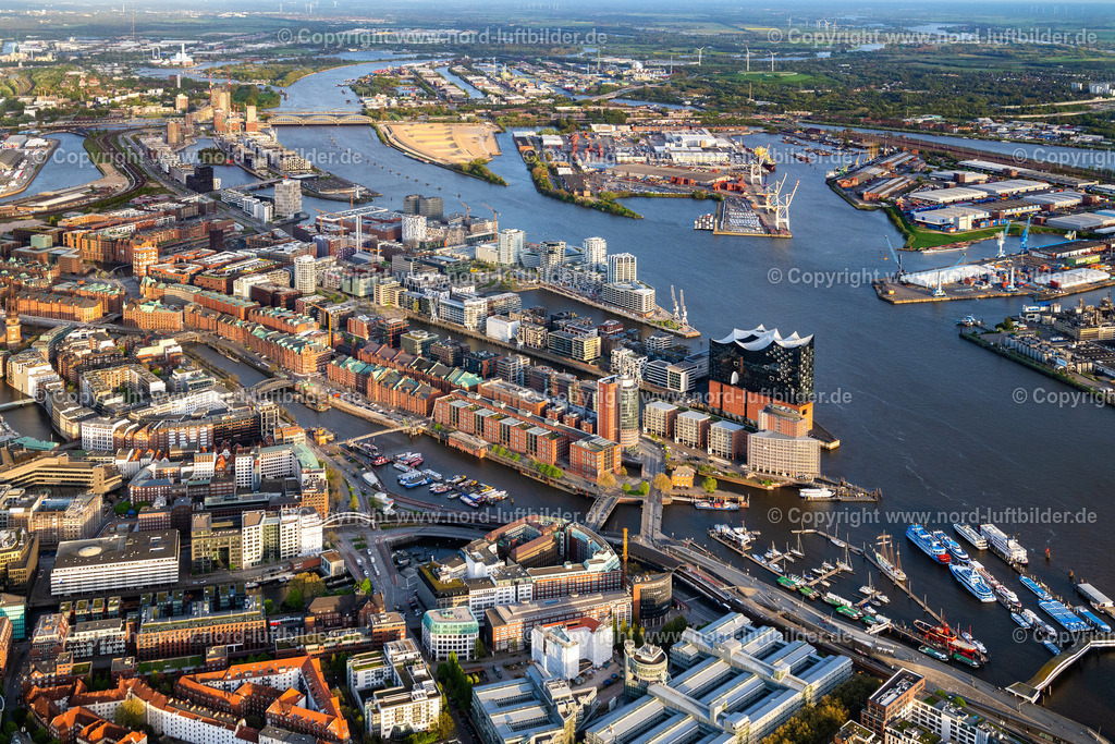 Hamburg_Panorama_Elbphilharmonie_ELS_1704140424 | HAMBURG 14.04.2024 Elbphilharmonie am Ufer der Elbe in Hamburg. Das Konzerthaus- Gebäude im Stadtteil Hamburg-HafenCity befindet sich am Ufer der Elbe der Hansestadt. Weiterführende Informationen bei: HamburgMusik gGmbH - Elbphilharmonie und Laeiszhalle Betriebsgesellschaft,  ReGe Hamburg Projekt-Realisierungsgesellschaft mbH. // The Elbe Philharmonic Hall on the river bank of the Elbe in Hamburg. Further information at: HamburgMusik gGmbH - Elbphilharmonie und Laeiszhalle Betriebsgesellschaft,  ReGe Hamburg Projekt-Realisierungsgesellschaft mbH. Foto: Martin Elsen