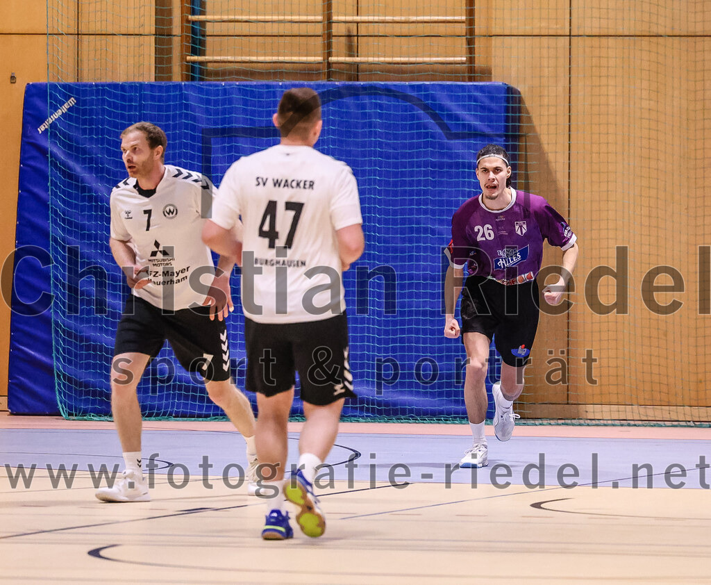 2025-02-15_025_SpVgg_Altenerding_gegen_SVW_Burghausen | Erding, Deutschland, 15.02.2025:Handball, Bezirksoberliga Männer 2024 / 2025, 16. Spieltag, SpVgg Altenerding gegen SVW Burghausen, Endergebnis: 32:31Martin Gizler (SVW Burghausen, #7), Christian Schreyer (SVW Burghausen, #47), Luis Leitner (SpVgg Altenerding, #26)Foto: Christian Riedel / fotografie-riedel.net