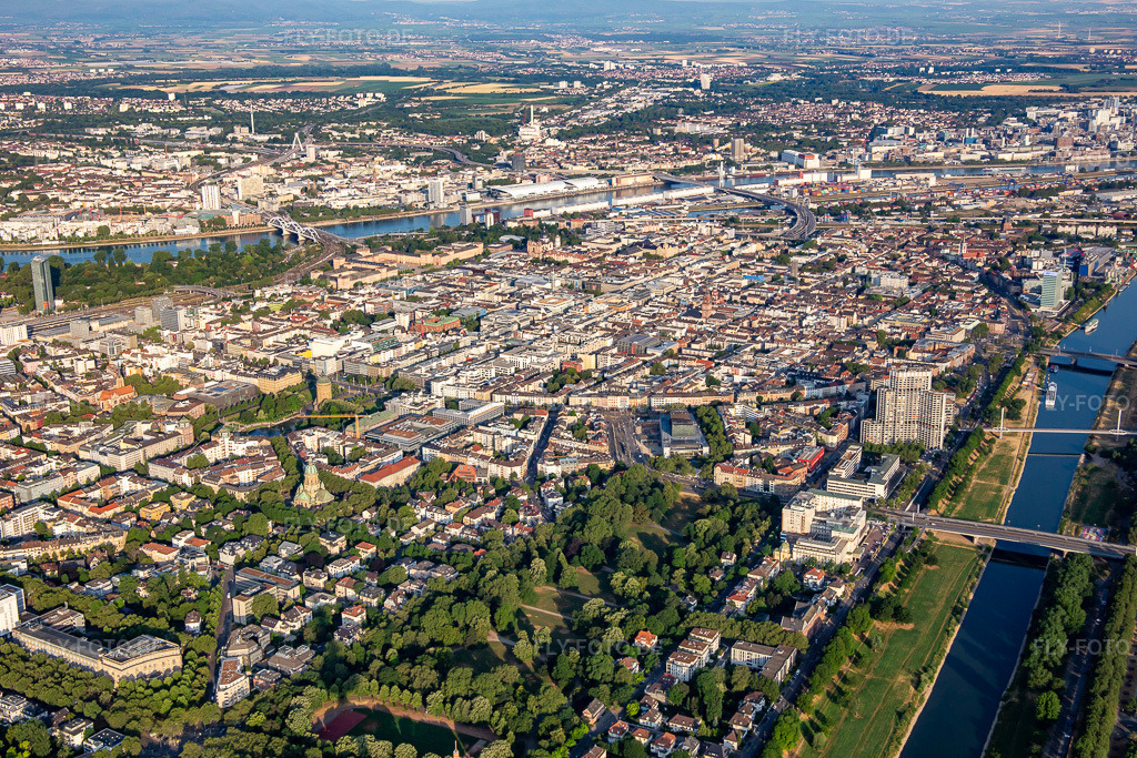 Luftbild: Quadratestadt im hufeisenförmigen Ring zwischen Rhein und Nekar im Ortsteil Innenstadt in Mannheim im Bundesland Baden-Württemberg in Deutschland. Foto: IMG_136913.jpg vom 24.06.2023 durch Werner Riehm/FLY-FOTO.deMannheim.de