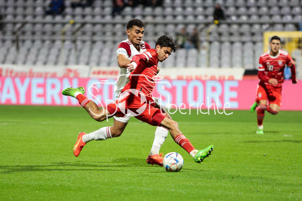 FC Bayern Amateure - 1. FC Nuernberg II | Lucas Copado Schrobenhauser (FCB #9) setzt sich im Strafraum durch und erzielt den Treffer zum 1-1