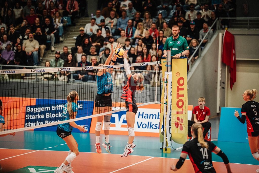 Volleyball | Frauen | Saison 2025/2026 | Volleyball Bundesliga | ETV Hamburger Volksbank Volleys vs. VC Wiesbaden | 14.03.2026 | v.l. Dagmar Boom (#12, VC Wiesbaden) gegen Zoe Konjer (#8, ETV Hamburger Volksbank Volleys)