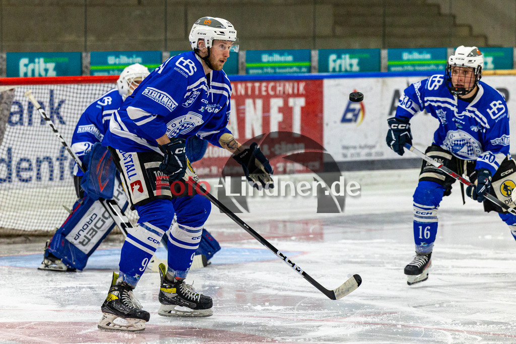 Achtelfinale Spiel 1 SC Forst vs EV Pegnitz ICE DOGS | Eishockey Landesliga Playoffs 2023/2024, Achtelfinale Spiel 1 SC Forst vs EV Pegnitz ICE DOGS, 20240218,
Puck im Anflug,
2024-02-18 in Peißenberg (Eisstadion)
9 Maximilian ROHRBACH (Nature Boyz 9), 16 Simon FEND (Nature Boyz 16)
Copyright: WolfgangxLindner foto-lindner.de
