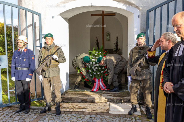 Kranzniederlegung am Karner bei der Stadtpfarrkirche "Maria in Dorn" | Bildershop von pixelworld.at - Realisiert mit Pictrs.com