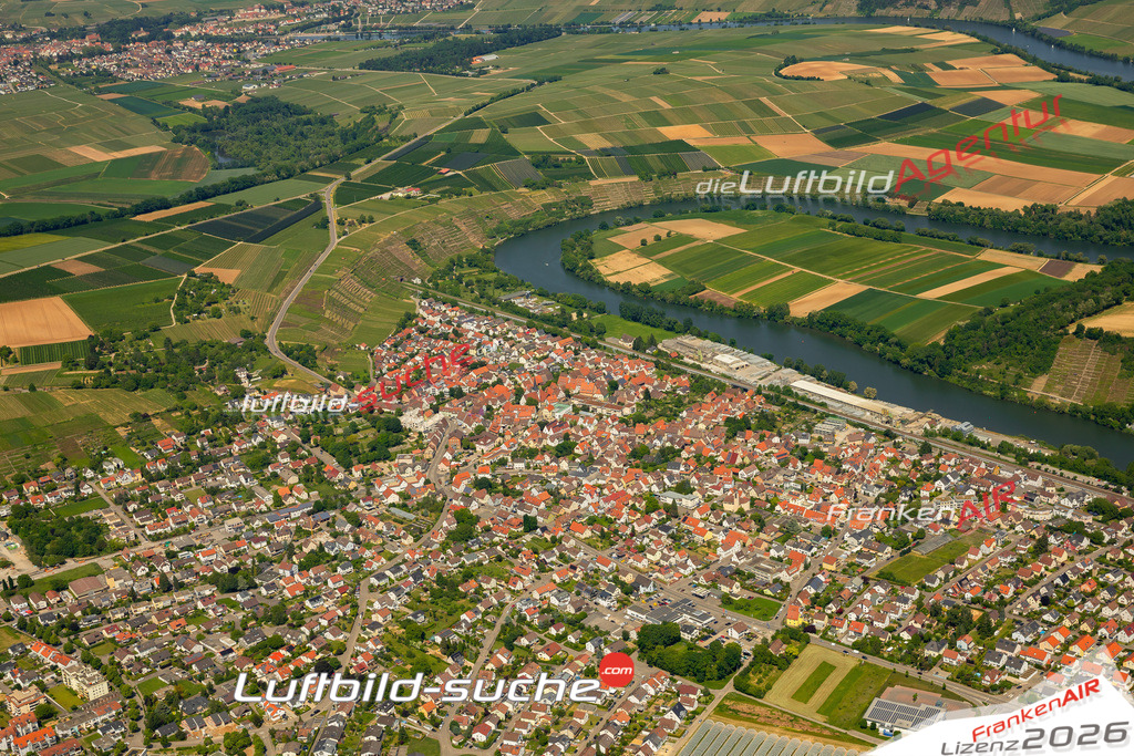 Das Luftbild zeigt  Kirchheim am Neckar - Die Luftaufnahme wurde 2023 vom UL-Flugzeug aus erstellt ( keine Drohne ) - Hochauflösende Luftaufnahme - Für grossformatige Ausdrucke geeignet. Die Geschenkidee !Mit Lizenz und Bildrechte bestellbar