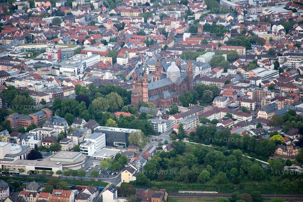 Luftbild: Kaiser-Dom St. Peter in Worms im Bundesland Rheinland-Pfalz in Deutschland. Foto: IMG_088565.jpg vom 17.05.2016 durch Werner Riehm/FLY-FOTO.de