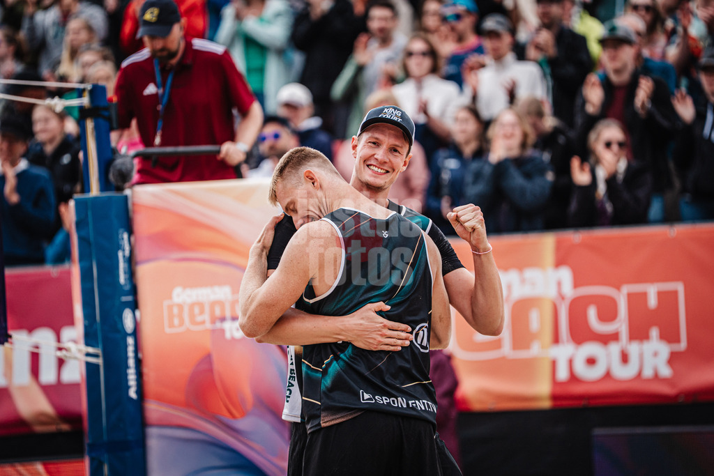 Beachvolleyball | Männer | Allianz German Beach Tour 2025 | Tourstop Bremen | 15.06.2025 | v.l. Robin Sowa und Jonas Reinhardt jubeln nach dem Sieg