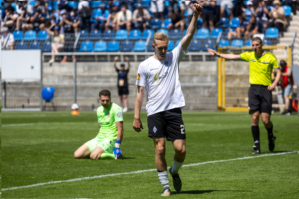 Fußball, Badischer Pokal 2025/26, Finale: VfR Mannheim gegen Waldhof Mannheim | Fußball, Badischer Pokal 2025/26, Finale: VfR Mannheim gegen Waldhof Mannheim***Julian Rieckmann (21, Waldhof) freut sich über sein Tor zum 3:0-Endstand - Realisiert mit Pictrs.com