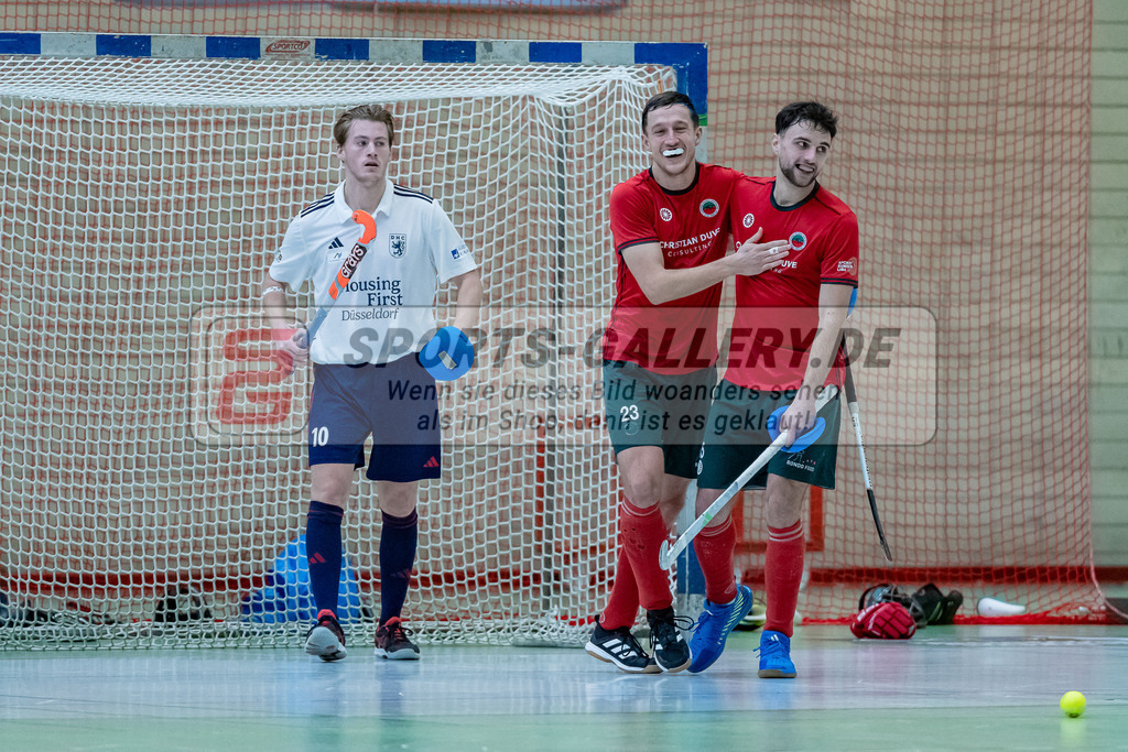 HK_20231217_107606 | 1. Bundesliga Herren Crefelder HC - Düsseldorfer HC  am 17.12.2023 Sporthalle Glockenspitz, Krefeld , Tassilo Busch ( Düsseldorfer HC #10 ) , Boomes Anton ( Crefelder HTC #23 ) , Bachmann Lucas Maximilian ( Crefelder HTC #15 )
