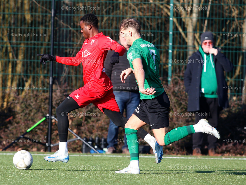 A_LUI_190125_06 | SPORT FUSSBALL TESTSPIEL ASKOE OEDT -UNION PROCORN DIETACH 18.01.2025 IM BILD : ADAMSON SHARAFA (OEDT) UND DENIS BERISHA  (DIETACH) FOTO:FOTOLUI